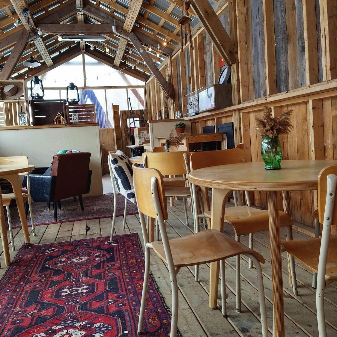 Avez vous entendu la nouvelle ? Nous avons sorti notre menu inspir&eacute; cabane &agrave; sucre !
Vous pouvez maintenant venir en profiter tous les samedis du mois de mars d&egrave;s cette fin de semaine autour d'un coin de feu ou dans notre espace